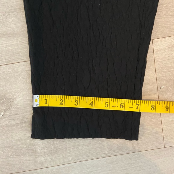 Laura Petites - Size 8 - Black capris with textured design - Picture 8 of 10